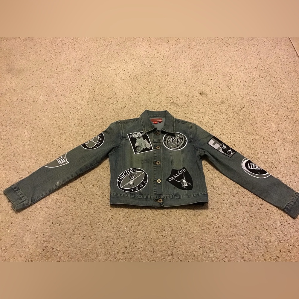 LE MORE FOOTBALL PATCH JEAN DENIM JACKET WOMENS MED EUC PHILA CHICAGO OAKLAND EY